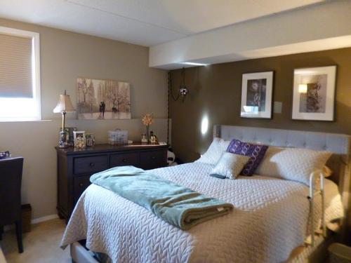 103 800 Gordon Street, Thunder Bay, ON - Indoor Photo Showing Bedroom