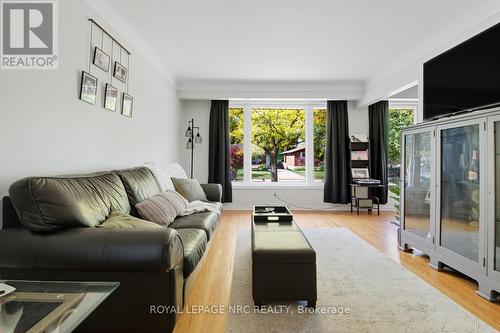 243 Gross Avenue, Welland (Broadway), ON - Indoor Photo Showing Living Room