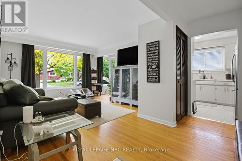 243 Gross Avenue, Welland (Broadway), ON - Indoor Photo Showing Living Room