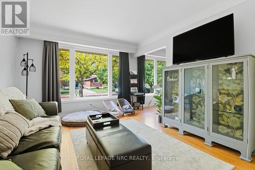 243 Gross Avenue, Welland (Broadway), ON - Indoor Photo Showing Living Room