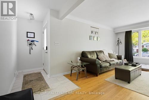 243 Gross Avenue, Welland (Broadway), ON - Indoor Photo Showing Living Room