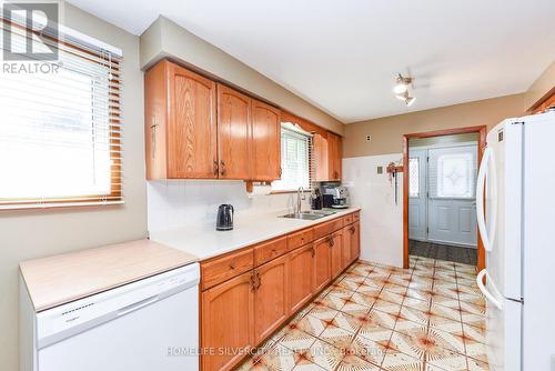 3350 Lehigh Crescent, Mississauga, ON - Indoor Photo Showing Kitchen