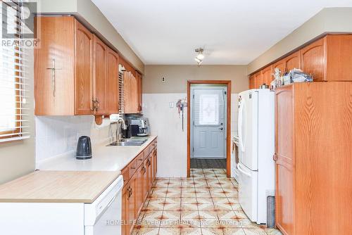 3350 Lehigh Crescent, Mississauga, ON - Indoor Photo Showing Kitchen With Double Sink