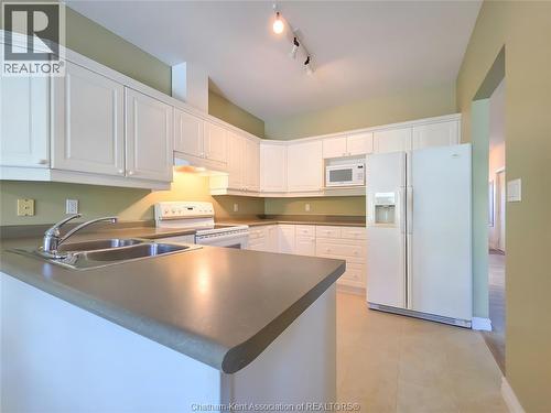 15 Home Place, Chatham, ON - Indoor Photo Showing Kitchen With Double Sink
