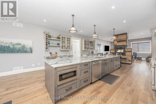 9449 Wellington 22 Road, Erin, ON - Indoor Photo Showing Kitchen With Upgraded Kitchen