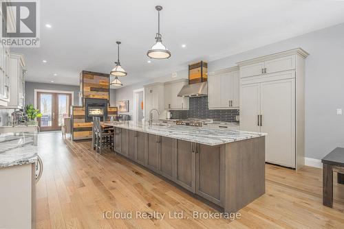 9449 Wellington 22 Road, Erin, ON - Indoor Photo Showing Kitchen With Upgraded Kitchen