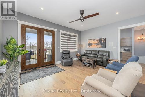 9449 Wellington 22 Road, Erin, ON - Indoor Photo Showing Living Room