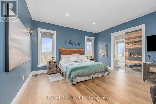 9449 Wellington 22 Road, Erin, ON - Indoor Photo Showing Bedroom