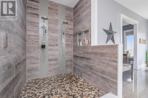 9449 Wellington 22 Road, Erin, ON - Indoor Photo Showing Bathroom