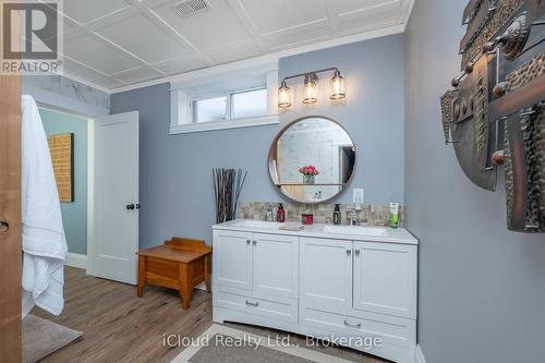 9449 Wellington 22 Road, Erin, ON - Indoor Photo Showing Bathroom