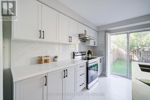 32 Frobisher Street, Richmond Hill, ON - Indoor Photo Showing Kitchen