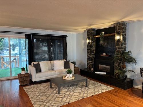 3 21St Avenue, Cranbrook, BC - Indoor Photo Showing Living Room With Fireplace