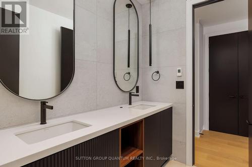 20A Broadview Avenue, Mississauga, ON - Indoor Photo Showing Bathroom