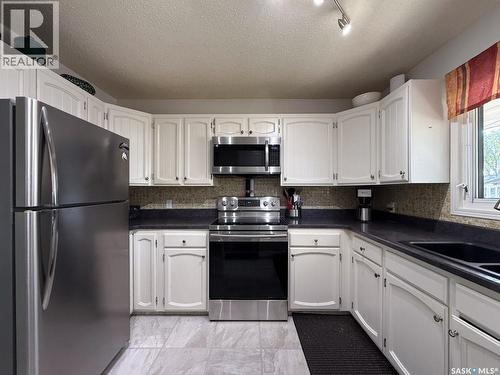 568 Poplar Crescent, Shaunavon, SK - Indoor Photo Showing Kitchen