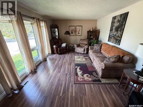 568 Poplar Crescent, Shaunavon, SK - Indoor Photo Showing Living Room