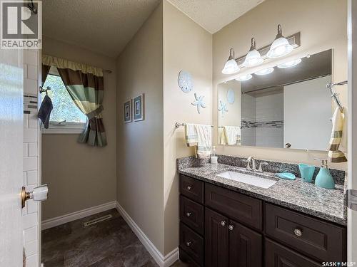 568 Poplar Crescent, Shaunavon, SK - Indoor Photo Showing Bathroom