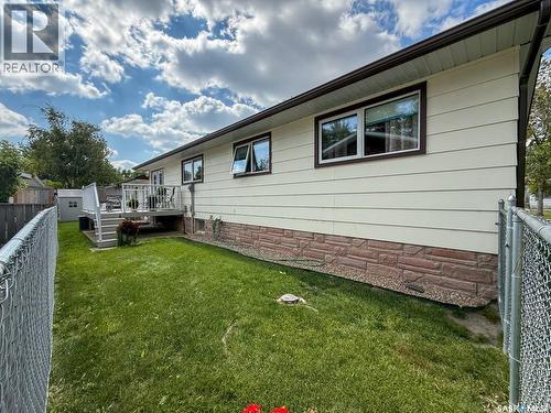 568 Poplar Crescent, Shaunavon, SK - Outdoor With Exterior