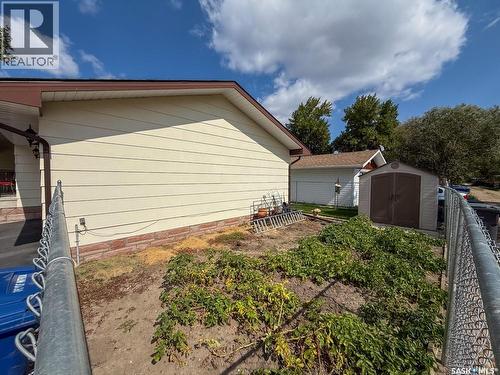 568 Poplar Crescent, Shaunavon, SK - Outdoor With Exterior