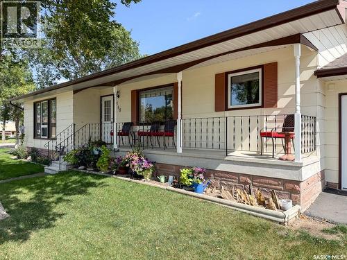 568 Poplar Crescent, Shaunavon, SK - Outdoor With Deck Patio Veranda
