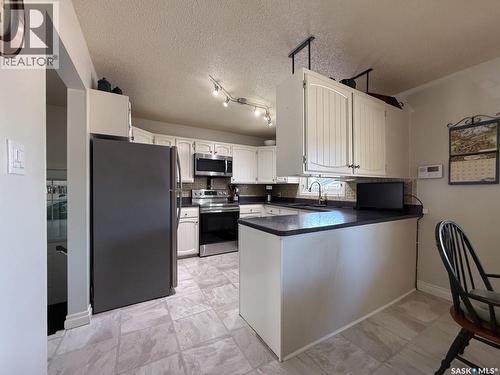 568 Poplar Crescent, Shaunavon, SK - Indoor Photo Showing Kitchen