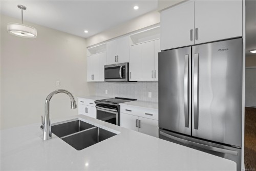 309-91 Chapel St, Nanaimo, BC - Indoor Photo Showing Kitchen With Double Sink With Upgraded Kitchen
