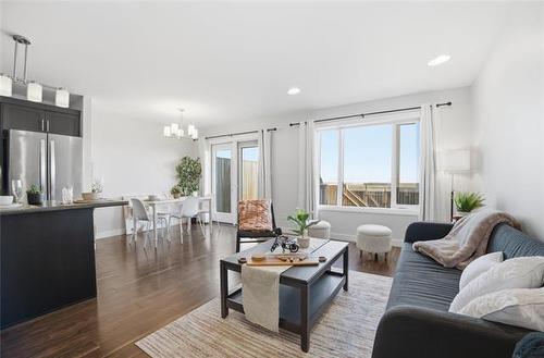 8 Landsbury Te, Niverville, MB 