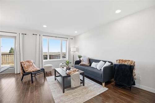 8 Landsbury Te, Niverville, MB 