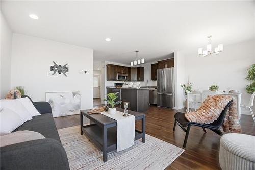 8 Landsbury Te, Niverville, MB 