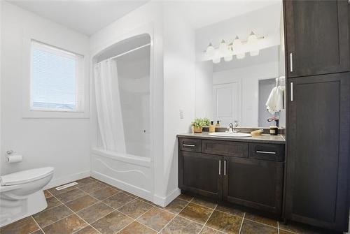 8 Landsbury Te, Niverville, MB 