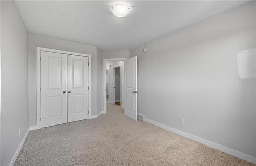 8 Landsbury Te, Niverville, MB 