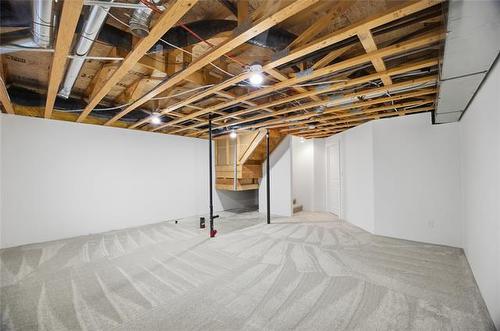 8 Landsbury Te, Niverville, MB 