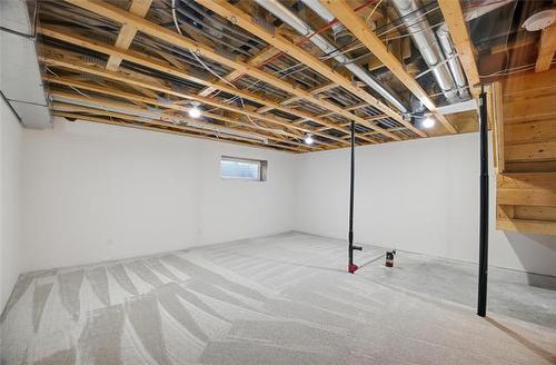 8 Landsbury Te, Niverville, MB 