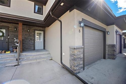 8 Landsbury Te, Niverville, MB 