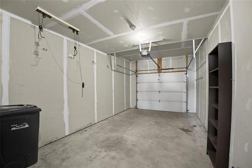 8 Landsbury Te, Niverville, MB 