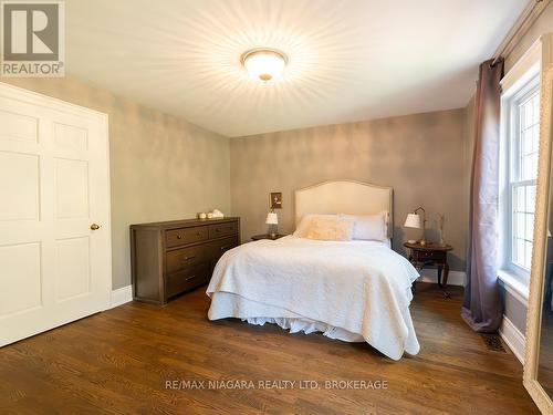 10187 Lakeshore Road W, Wainfleet (Lakeshore), ON - Indoor Photo Showing Bedroom