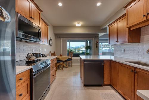 413-1961 Durnin Road, Kelowna, BC - Indoor Photo Showing Kitchen