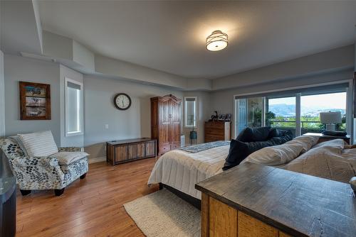 413-1961 Durnin Road, Kelowna, BC - Indoor Photo Showing Bedroom