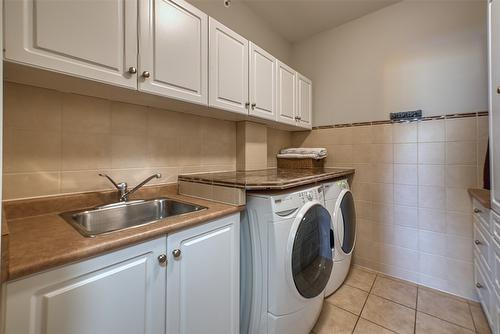 413-1961 Durnin Road, Kelowna, BC - Indoor Photo Showing Laundry Room