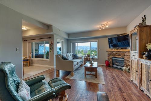 413-1961 Durnin Road, Kelowna, BC - Indoor Photo Showing Living Room With Fireplace