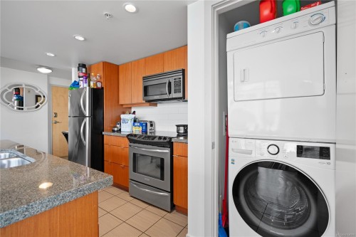 606-760 Johnson St, Victoria, BC - Indoor Photo Showing Laundry Room
