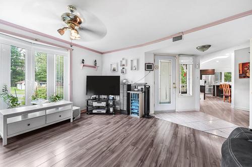 Living room - 246 48E Rue O., Venise-En-Québec, QC - Indoor Photo Showing Living Room
