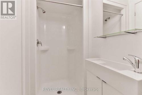 204 - 1800 Simcoe Street N, Oshawa (Samac), ON - Indoor Photo Showing Bathroom