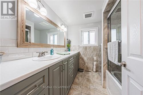 477 Queen Victoria Drive, Hamilton, ON - Indoor Photo Showing Bathroom