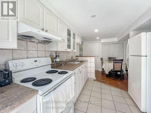 3485 Oakglade Crescent, Mississauga, ON - Indoor Photo Showing Kitchen