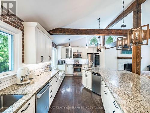 8375 Creditview Road, Brampton, ON - Indoor Photo Showing Kitchen With Upgraded Kitchen
