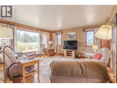 1208 Cariboo 97 Highway, 70 Mile House, BC - Indoor Photo Showing Living Room