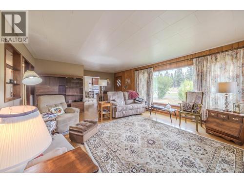 1208 Cariboo 97 Highway, 70 Mile House, BC - Indoor Photo Showing Living Room