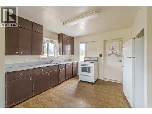 1208 Cariboo 97 Highway, 70 Mile House, BC - Indoor Photo Showing Kitchen