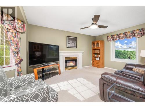 124 Sarsons Road Unit# 17, Vernon, BC - Indoor Photo Showing Living Room With Fireplace