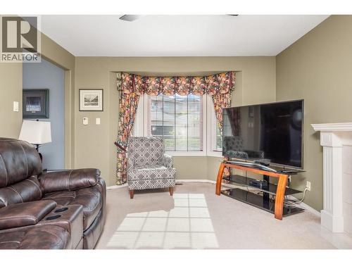 124 Sarsons Road Unit# 17, Vernon, BC - Indoor Photo Showing Living Room